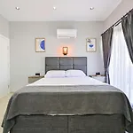 Bendis - For 8 People In The Center Of