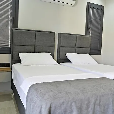 Bendis - For 8 People In The Center Of