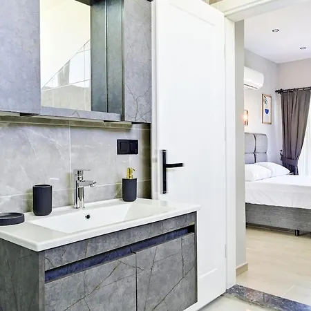 Bendis - For 8 People In The Center Of