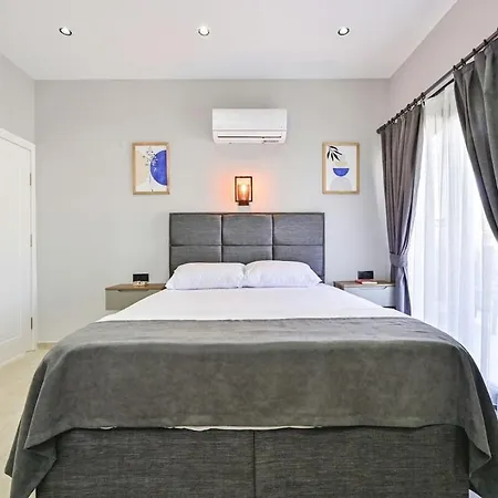 Bendis - For 8 People In The Center Of