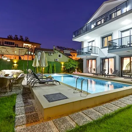 Bendis - For 8 People In The Center Of *