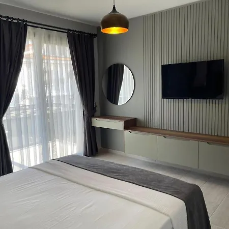 Bendis - For 8 People In The Center Of *