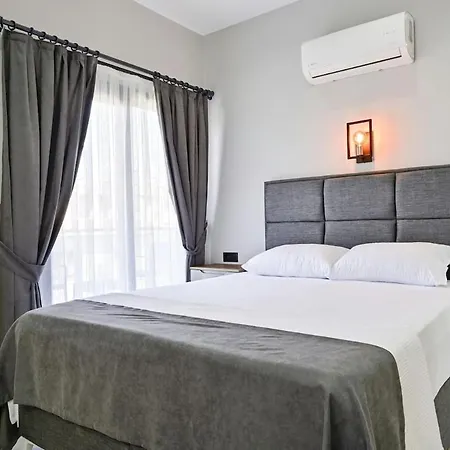 Bendis - For 8 People In The Center Of