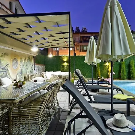 Bendis - For 8 People In The Center Of