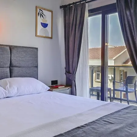 Bendis - For 8 People In The Center Of *