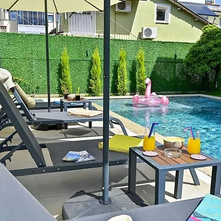 Bendis - For 8 People In The Center Of *