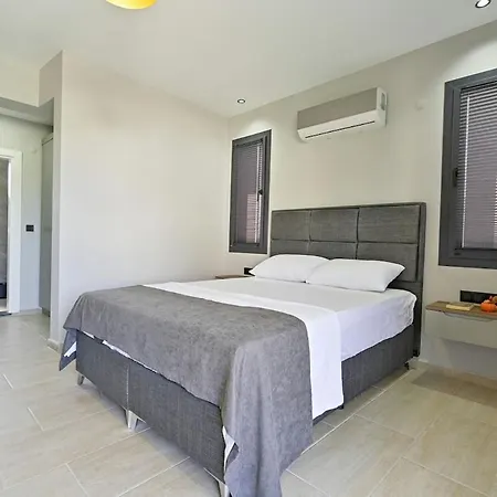 Bendis - For 8 People In The Center Of