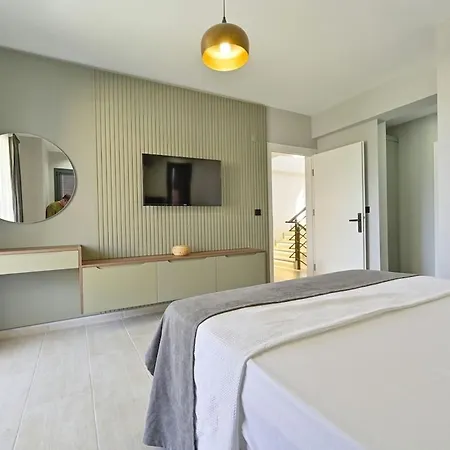 Bendis - For 8 People In The Center Of *