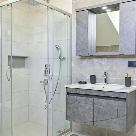 Bendis - For 8 People In The Center Of فيلة فتحية