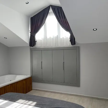 Bendis - For 8 People In The Center Of فتحية