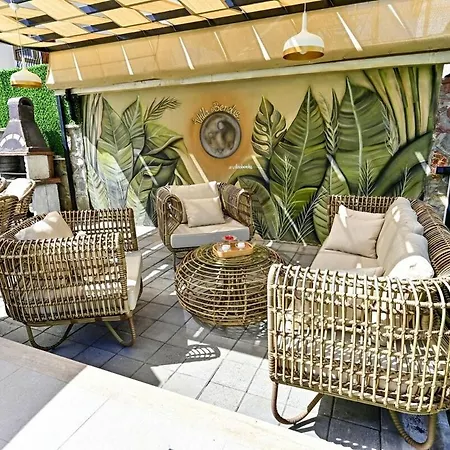 Bendis - For 8 People In The Center Of *