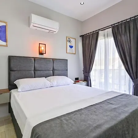 Bendis - For 8 People In The Center Of *