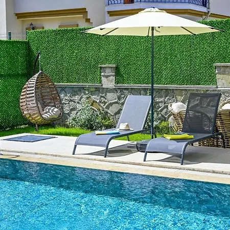 Bendis - For 8 People In The Center Of *