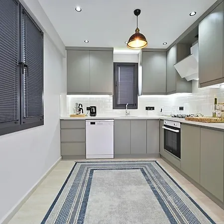 Bendis - For 8 People In The Center Of